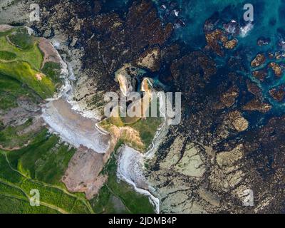 Luftaufnahme des Green Stacks Pinnacle Flamborough Head, Filey UK Stockfoto
