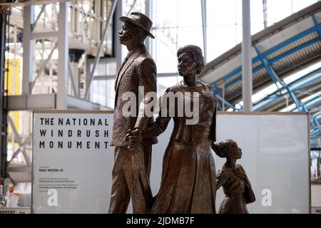 Das National Windrush Monument an der Waterloo Station. Die Statue - von einem Mann, einer Frau und einem Kind in ihrem Sonntagsbeststand auf Koffern - wurde vom jamaikanischen Künstler und Bildhauer Basil Watson entworfen. Bilddatum: Mittwoch, 22. Juni 2022. Stockfoto