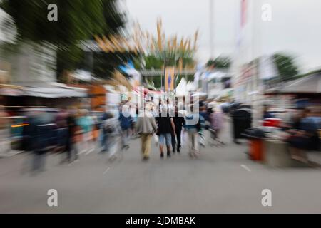 Kiel, Deutschland. 22.. Juni 2022. Während der Kieler Woche laufen die Menschen entlang der Kiellinie. Quelle: Frank Molter/dpa/Alamy Live News Stockfoto