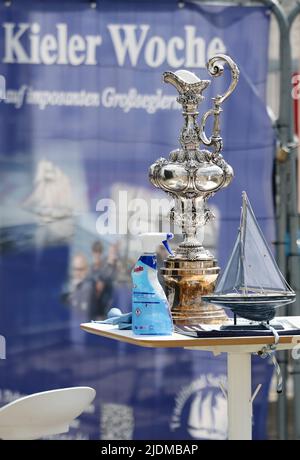 Kiel, Deutschland. 22.. Juni 2022. Reinigungsmaterial und eine Regatta-Trophäe stehen während der Kieler Woche auf einem Tisch. Quelle: Frank Molter/dpa/Alamy Live News Stockfoto