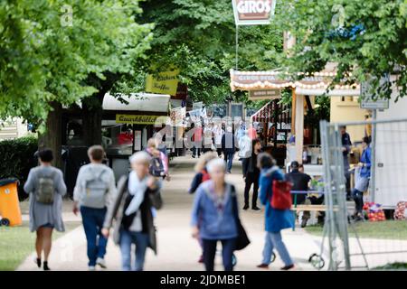 Kiel, Deutschland. 22.. Juni 2022. Während der Kieler Woche laufen Menschen über den Veranstaltungsbereich im Schlossgarten. Quelle: Frank Molter/dpa/Alamy Live News Stockfoto