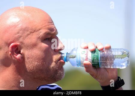 firo: 06/22/2022, Fußball, 1. Bundesliga, Saison 2022/2023, FC Schalke 04, Training, Trainingsbeginn, Sportdirektor Rouven SCHRODER, mit Wasserflasche Stockfoto