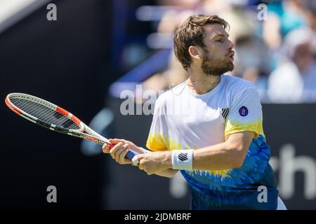 Eastbourne, England, 22. Juni 2022. Cameron Norrie folgt in seinem Spiel mit Brandon Nakashima aus den USA auf dem Center Court der Rothesay International durch den Ball. Quelle: Jane Stokes/Alamy Live News Stockfoto