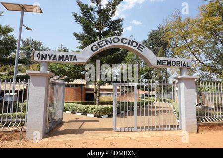 Der Eingang des Nyamata Church Genozid Memorial in Ruanda, vor dem Besuch des Prinzen von Wales. Bilddatum: Mittwoch, 22. Juni 2022. Stockfoto