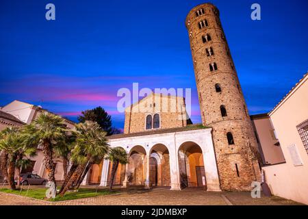 Ravenna, Italien in der Basilica di Sant'Apollinare Nuovo am Abend. Stockfoto