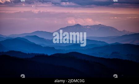 Das Ceahlau-Massiv vom Rarau-Gebirge aus gesehen, Ostkarpaten, Rumänien. Stockfoto