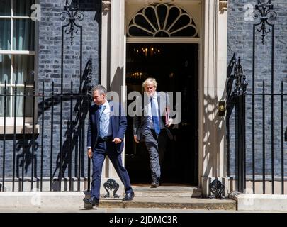 London, Großbritannien. 22.. Juni 2022. Premierminister Boris Johnson verlässt die Downing Street 10, um für Fragen des Premierministers ins Parlament zu gehen. Er wird Keir Starmer gegenüber dem Versandkarton gegenüberstehen. Kredit: Karl Black/Alamy Live Nachrichten Stockfoto