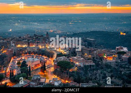 Tivoli, Italien Blick auf die Stadt von oben in der Abenddämmerung. Stockfoto
