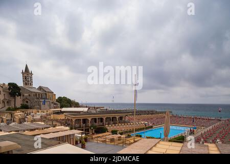 Strandclub am Corso Italia mit im Hintergrund die Kirche San Giuliano, Genua, Genua, Italien Stockfoto