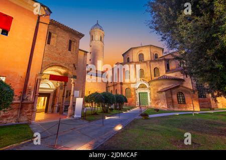 Ravenna, Italien in der historischen Basilika von San Vitale am Abend. Stockfoto