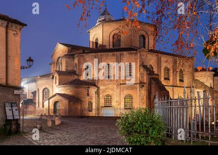 Ravenna, Italien in der historischen Basilika von San Vitale am Abend. Stockfoto