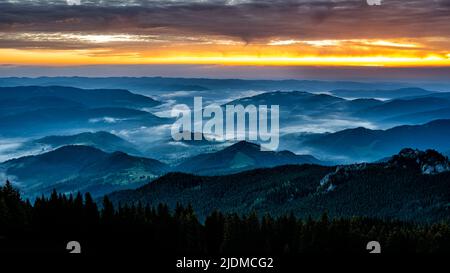 Sonnenaufgang in den Rarauer Bergen, Ostkarpaten, Rumänien. Stockfoto