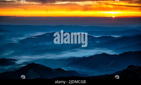 Sonnenaufgang in den Rarauer Bergen, Ostkarpaten, Rumänien. Stockfoto