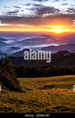 Sonnenaufgang in den Rarauer Bergen, Ostkarpaten, Rumänien. Stockfoto