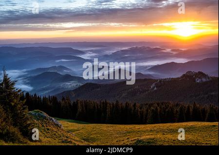 Sonnenaufgang in den Rarauer Bergen, Ostkarpaten, Rumänien. Stockfoto