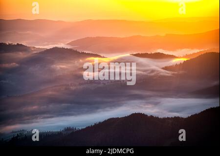 Sonnenaufgang in den Rarauer Bergen, Ostkarpaten, Rumänien. Stockfoto