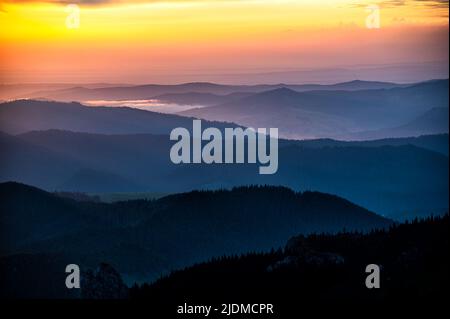 Sonnenaufgang in den Rarauer Bergen, Ostkarpaten, Rumänien. Stockfoto