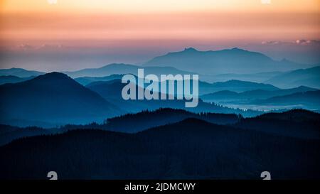 Das Ceahlau-Massiv vom Rarau-Gebirge aus gesehen, Ostkarpaten, Rumänien. Stockfoto