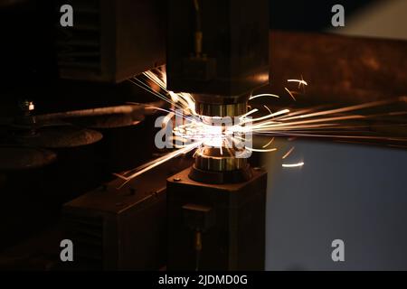 Metallschneideverfahren und Neonfunken fliegen heraus Stockfoto