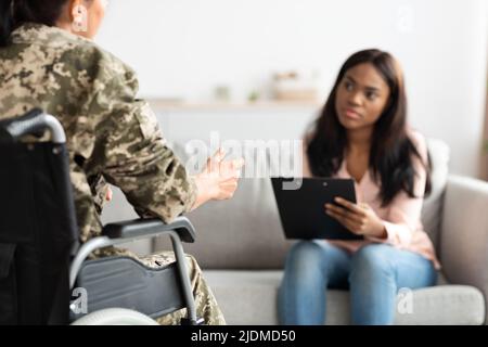 Militärische Frau Mit Behinderung, Die Ihre Probleme Mit Der Schwarzen Psychiaterin Lady Austauschte Stockfoto