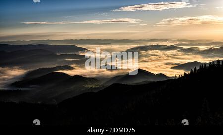 Sonnenaufgang in den Rarauer Bergen, Ostkarpaten, Rumänien. Stockfoto