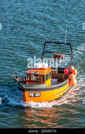 Küstenfischerei-Trawler unterwegs auf dem solent nach einem Tag beim Seefischen vor der Küste der Insel wight uk, Küstenfischer auf einem kleinen Trawler Stockfoto