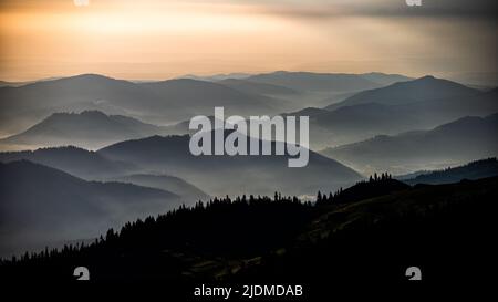 Sonnenaufgang in den Rarauer Bergen, Ostkarpaten, Rumänien. Stockfoto