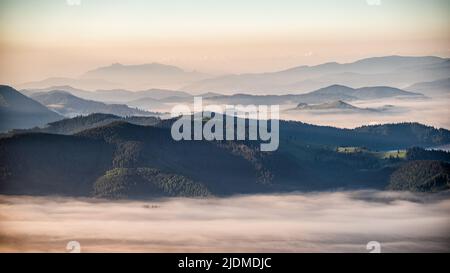 Das Ceahlau-Massiv vom Rarau-Gebirge aus gesehen, Ostkarpaten, Rumänien. Stockfoto