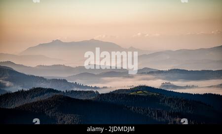 Das Ceahlau-Massiv vom Rarau-Gebirge aus gesehen, Ostkarpaten, Rumänien. Stockfoto