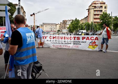 Marseille, Frankreich. 21.. Juni 2022. Demonstranten hängen während der Demonstration ein Banner auf. Auf Aufruf mehrerer Gewerkschaften versammelten sich die streikenden Eisenbahner vor dem Regionalrat in Marseille, um gegen die Ausweitung der Öffnung für den Wettbewerb anderer Linien des Regional Express Transport (TER) zu protestieren, die die Region vorbereitet. Kredit: SOPA Images Limited/Alamy Live Nachrichten Stockfoto