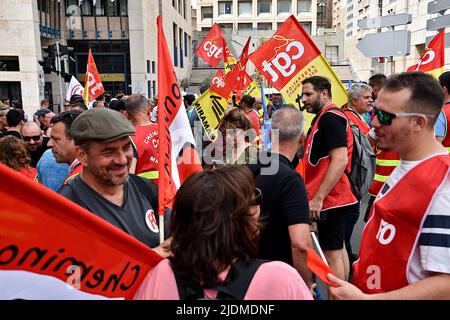 Marseille, Frankreich. 21.. Juni 2022. Demonstranten halten während der Demonstration Flaggen fest. Auf Aufruf mehrerer Gewerkschaften versammelten sich die streikenden Eisenbahner vor dem Regionalrat in Marseille, um gegen die Ausweitung der Öffnung für den Wettbewerb anderer Linien des Regional Express Transport (TER) zu protestieren, die die Region vorbereitet. Kredit: SOPA Images Limited/Alamy Live Nachrichten Stockfoto