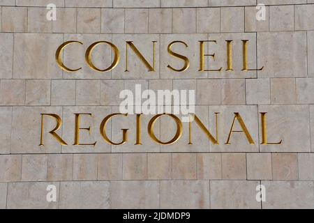 Marseille, Frankreich. 21.. Juni 2022. Blick auf die Fassade des Regionalrats während der Demonstration. Auf Aufruf mehrerer Gewerkschaften versammelten sich die streikenden Eisenbahner vor dem Regionalrat in Marseille, um gegen die Ausweitung der Öffnung für den Wettbewerb anderer Linien des Regional Express Transport (TER) zu protestieren, die die Region vorbereitet. Kredit: SOPA Images Limited/Alamy Live Nachrichten Stockfoto