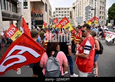 Marseille, Frankreich. 21.. Juni 2022. Demonstranten halten während der Demonstration Flaggen fest. Auf Aufruf mehrerer Gewerkschaften versammelten sich die streikenden Eisenbahner vor dem Regionalrat in Marseille, um gegen die Ausweitung der Öffnung für den Wettbewerb anderer Linien des Regional Express Transport (TER) zu protestieren, die die Region vorbereitet. Kredit: SOPA Images Limited/Alamy Live Nachrichten Stockfoto