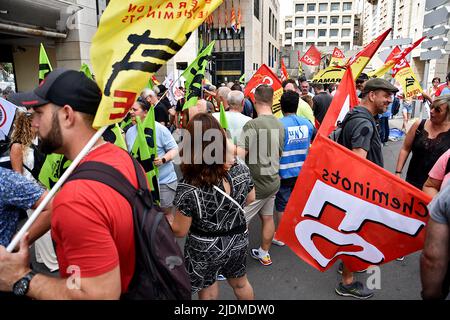 Marseille, Frankreich. 21.. Juni 2022. Demonstranten halten während der Demonstration Flaggen fest. Auf Aufruf mehrerer Gewerkschaften versammelten sich die streikenden Eisenbahner vor dem Regionalrat in Marseille, um gegen die Ausweitung der Öffnung für den Wettbewerb anderer Linien des Regional Express Transport (TER) zu protestieren, die die Region vorbereitet. Kredit: SOPA Images Limited/Alamy Live Nachrichten Stockfoto