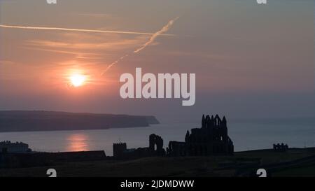 Drohnenaufnahme eines Sonnenuntergangs über Whitby Abbey, North Yorkshire Stockfoto