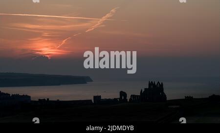 Drohnenaufnahme eines Sonnenuntergangs über Whitby Abbey, North Yorkshire Stockfoto