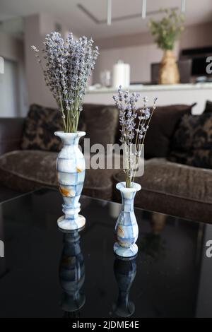 Bouquets von aromatischen getrockneten Lavendel- oder Lavandin-Blüten in schönen Vasen Stockfoto