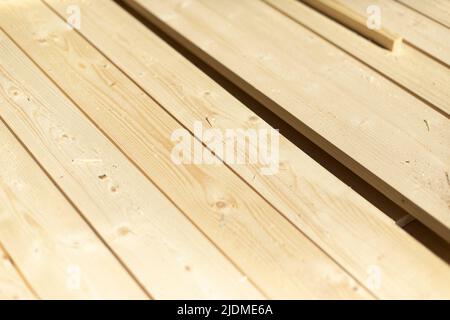 Platten auf Lager. Weiße Bretter liegen im Stapel. Baumaterial in der Schreinerei. Stockfoto