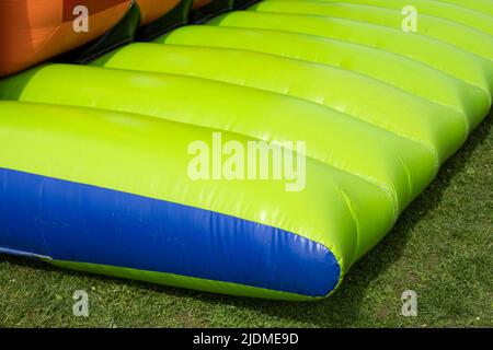 Grünes Trampolin. Aufblasbares Design. Details des Vergnügungsparks. Hindernisparcours. Stockfoto