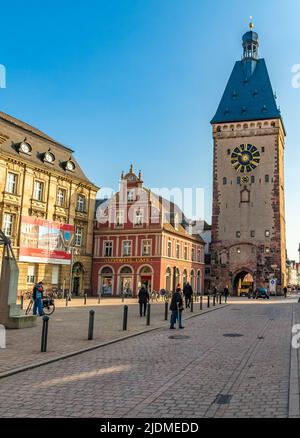 Schöner Blick auf den Postplatz mit dem ikonischen Stadttor Altpörtel, Teil der mittelalterlichen Festung in der Altstadt von Speyer. Es ist eines der... Stockfoto