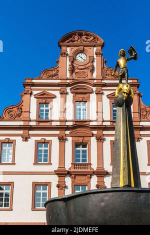 Schöne Nahaufnahme des St.-Georg-Brunnens mit dem imposanten Barockgebäude Alte Münze im Hintergrund. Der Brunnen ist eine Welt... Stockfoto