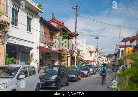 Melaka, Malaysia. 17. August 2017. Eine Straße mit geparkten Autos auf der Jonker Walk malerischen Gegend in der Stadt Malacca Malaysia auf einem sonnigen blu Stockfoto