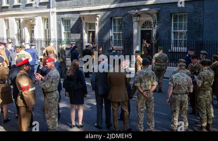 London, England, Großbritannien. 22.. Juni 2022. Britische Veteranen und Reservisten stehen vor der 10 Downing Street für ein Foto vor der berühmten Tür Nummer 10 an, nachdem sie an einer Frühstückseinladung im Inneren teilgenommen haben. (Bild: © Tayfun Salci/ZUMA Press Wire) Stockfoto