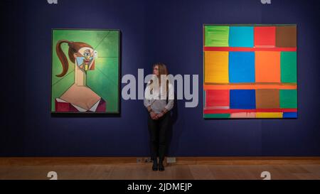 Christie’s, London, Großbritannien. 22. Juni 2022. 20./21. Century Marc Chagall, Colour of Life & London Evening Sales findet am 28. Juni 2022 statt. Zu den Highlights gehören: Bild: (Links): George Condo (B. 1957), lineare Zusammensetzung, Schätzung: £1.200.000-1.800.000; (rechts): Stanley Whitney (B. 1946), New York Sound, Schätzung £400.000-600.000. Quelle: Malcolm Park/Alamy Live News. Stockfoto