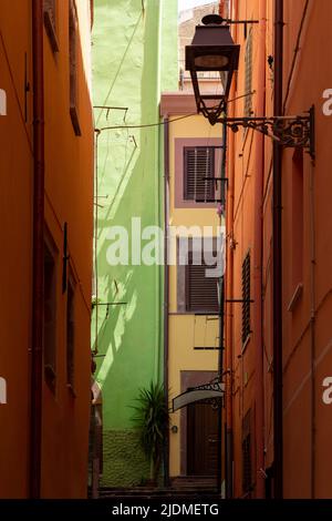 Vertikale Ansicht der leeren Ende der bunten Häuser Gasse Straße im traditionellen Dorf Bosa, Sardinien, Italien Stockfoto