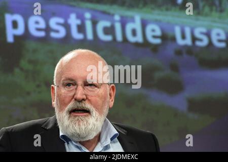 Brüssel, Region Brüssel-Hauptstadt, Belgien. 22.. Juni 2022. Frans Timmermans, der Exekutiv-Vizepräsident der Europäischen Kommission und EU-Kommissar für den Europäischen Green Deal, spricht am 22. Juni 2022 auf einer Pressekonferenz über das Naturrestaurierungsgesetz und den Vorschlag der Kommission, den Einsatz von Pestiziden bis 2030 zu halbieren, am Hauptsitz der Europäischen Kommission in Brüssel, Belgien. (Bild: © Valeria Mongelli/ZUMA Press Wire) Stockfoto