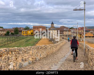 Spanien, Hospital de Orbigo. Puente del Paso Honroso, 13.. Jahrhundert. Stockfoto