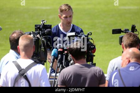 Stadt Gelsenkirchen, Deutschland. 22.. Juni 2022. firo : 06/22/2022, Fußball, 1. Bundesliga, Saison 2022/2023, FC Schalke 04, Training, Trainingsbeginn, Interview mit Sebastian POLTER/dpa/Alamy Live News Stockfoto