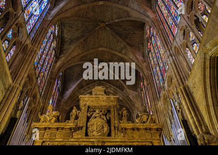Spanien, Leon, Castilla y Leon. Altarbild, Kruzifix, gotische Decke, Glasfenster in der Kathedrale von Santa Maria. Gotik, 13.. Jahrhundert. Stockfoto