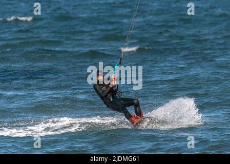 Illa de Arousa, Pontevedra, Spanien - 21. Januar 2022: Kitesurfing-Spezialisten trainieren mit ihren Drachen für die nächsten Meisterschaften. Stockfoto